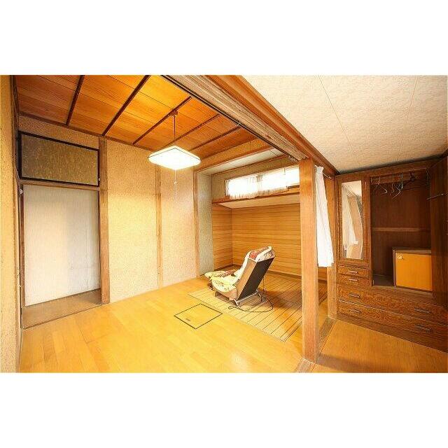 落ち着いた色調の洋室です