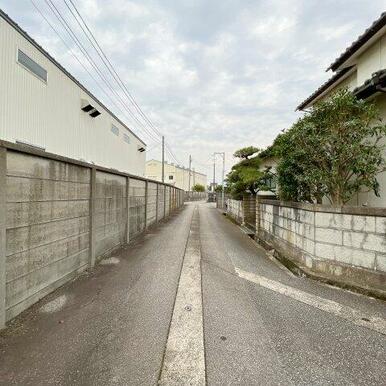 融雪装置付きの前面道路です