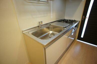 料理好きにはうれしい魚焼グリル付３口コンロ付システムキッチン♪