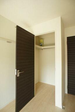 お部屋を広く使えるゆとりのウォークインクローゼット付き。