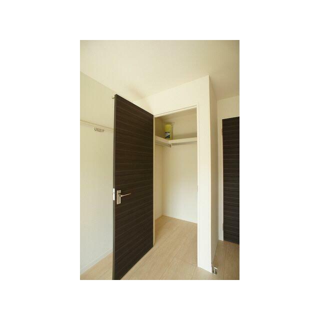 お部屋を広く使えるゆとりのウォークインクローゼット付き。