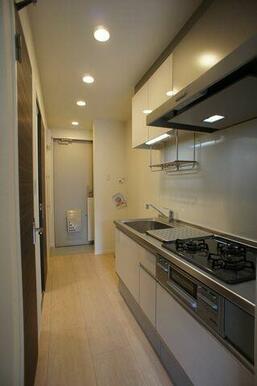 スタイリッシュな白を基調としたキッチンです♪