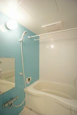 サーモスタットで温度調整も楽々♪雨の日も安心！浴室乾燥機付♪