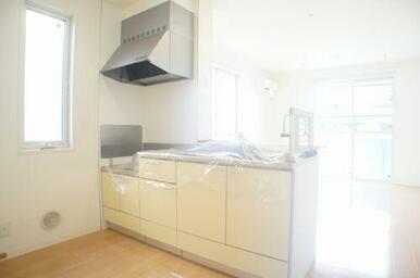 【キッチン】オープンカウンターキッチン！料理をしながらテレビを見たり、子供の様子が確認でき、快適な…