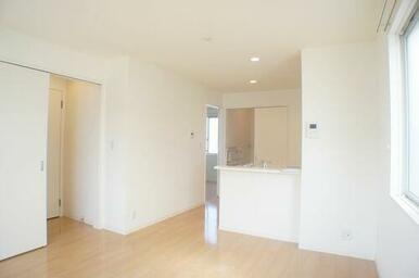 ■ＬＤＫ■　１２．０帖のＬＤＫ！　明るい色を基調とした床材や建具が部屋を広く見せてくれます♪　二面…