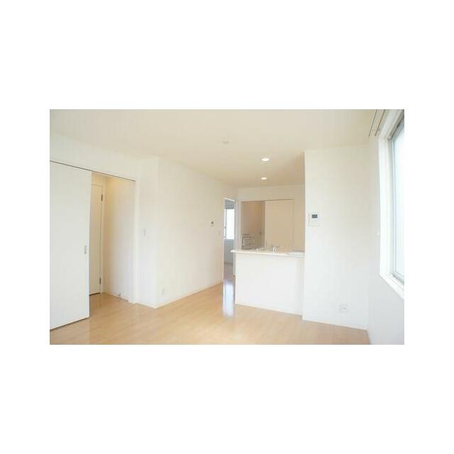 ■ＬＤＫ■　１２．０帖のＬＤＫ！　明るい色を基調とした床材や建具が部屋を広く見せてくれます♪　二面…