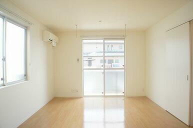 ＬＤＫ】南側の大きな掃きだし窓から明るい陽射しが降りそそぎ、風がそよぐ快適な空間です。もちろん冷暖…