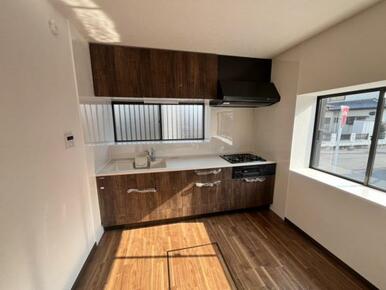 作業スペースが広い！窓のある明るいキッチンです＾＾