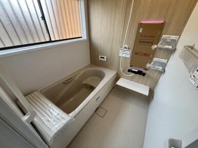 1日の疲れを癒してくれる浴室は、窓のある開放的な空間＾＾