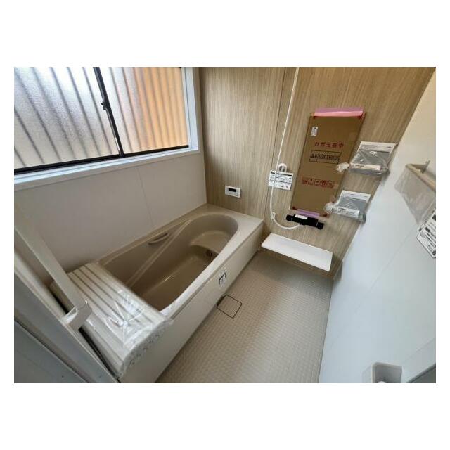 1日の疲れを癒してくれる浴室は、窓のある開放的な空間＾＾