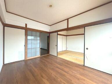 和室と洋室が隣接し、ライフスタイルに合わせて多様な使い方が可能です。広々とした空間で、日々の暮らしを