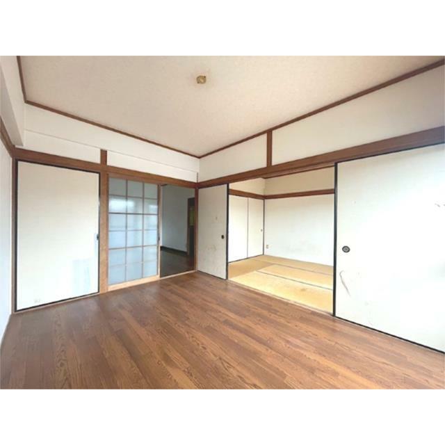 和室と洋室が隣接し、ライフスタイルに合わせて多様な使い方が可能です。広々とした空間で、日々の暮らしを