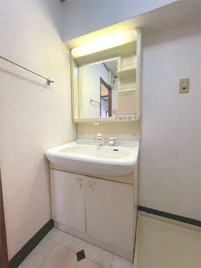 毎日の身だしなみチェックに便利な洗面台。鏡裏収納には洗面用品をすっきりと収納できます。清潔感のある空