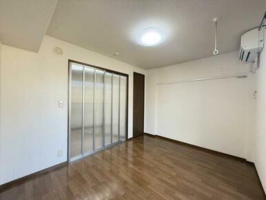 【洋室】キッチンと洋室の間はスライディングスクリーンで仕切られており採光良好♪