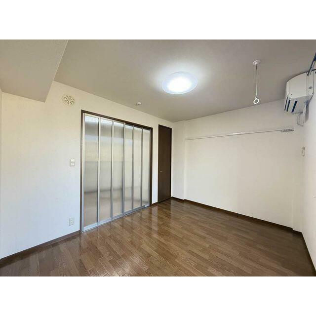 【洋室】キッチンと洋室の間はスライディングスクリーンで仕切られており採光良好♪