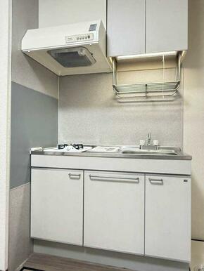 【キッチン】一口コンロ付きのシステムキッチンは、上下に収納が豊富なのでキッチン周りをきれいに保てま…