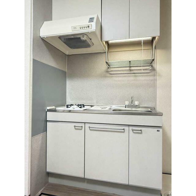 【キッチン】一口コンロ付きのシステムキッチンは、上下に収納が豊富なのでキッチン周りをきれいに保てま…