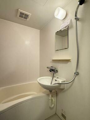 【浴室】白を基調にした明るく清潔感のあるバスルーム♪