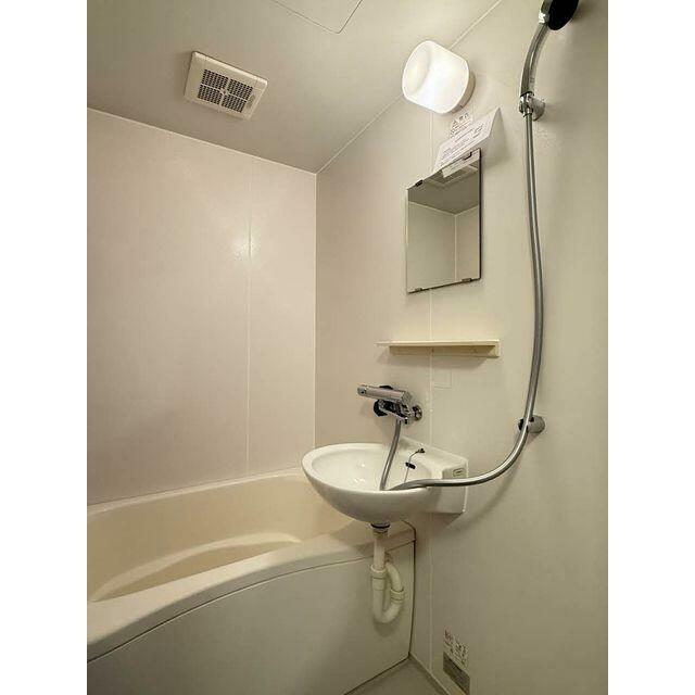 【浴室】白を基調にした明るく清潔感のあるバスルーム♪