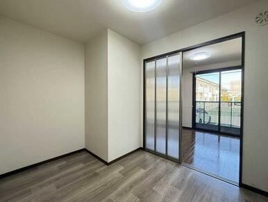 【ダイニングキッチン】素朴な味わいでリラックスムードを引き出すしつらえ。爽やかさのなかに、凛とした…