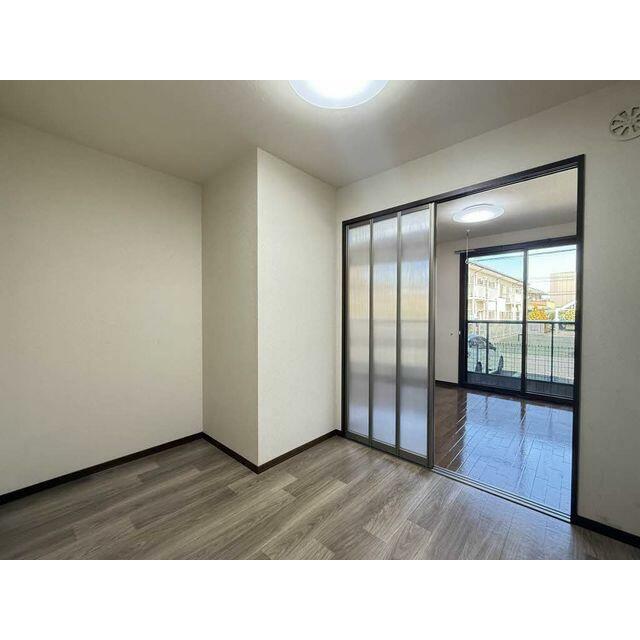 【ダイニングキッチン】素朴な味わいでリラックスムードを引き出すしつらえ。爽やかさのなかに、凛とした…