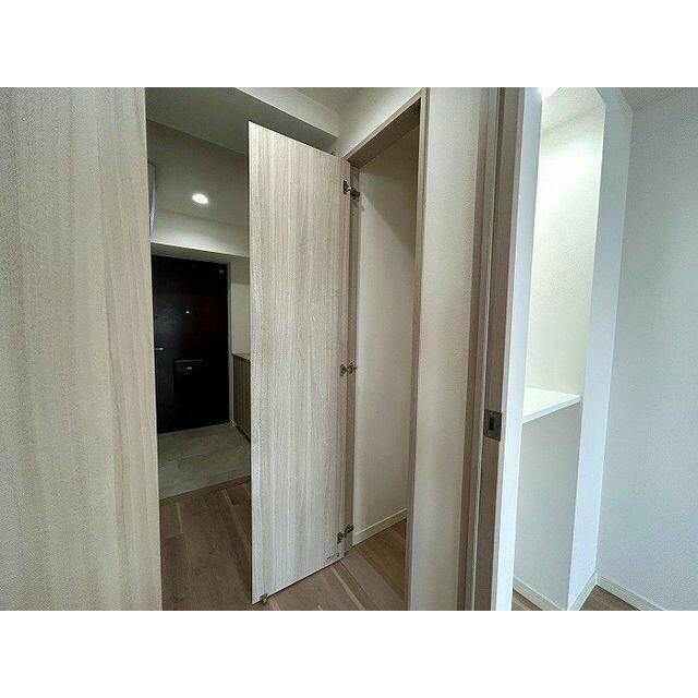 「廊下」収納は掃除道具入れなどにも活用いただけます。