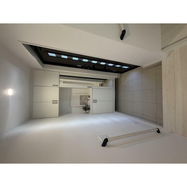 【１号棟】白を基調とした華やかな印象を与える玄関。大きなシューズBOX付きなので家族の靴もマルっと全部収納出来ます！