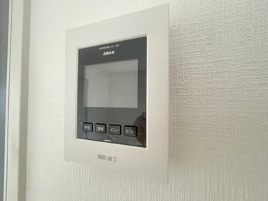 訪問者がひと目でわかるモニター付きインターホンを標準装備。お子さまのお留守番にも安心です！
