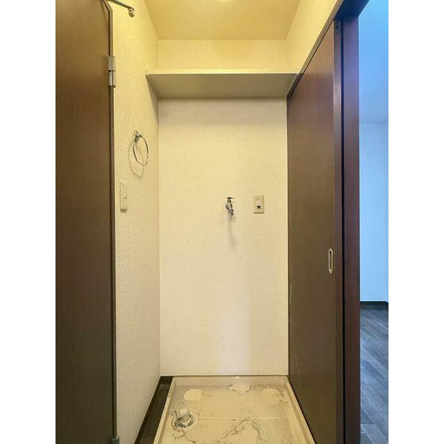 洗濯機置き場の上部には、ストック用品を収納できる棚があります♪