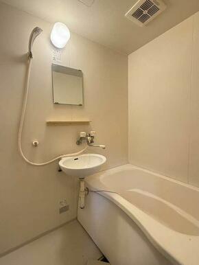 明るく、清潔感あるバスルーム♪明るい雰囲気の浴室は一日の疲れを癒やしてくれます♪