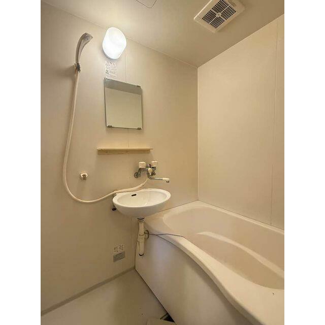 明るく、清潔感あるバスルーム♪明るい雰囲気の浴室は一日の疲れを癒やしてくれます♪