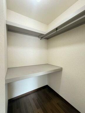 ハンガーパイプと中段・枕棚を配した壁一面のクローゼットは、天井の高さも活かしてたっぷり収納できます♪