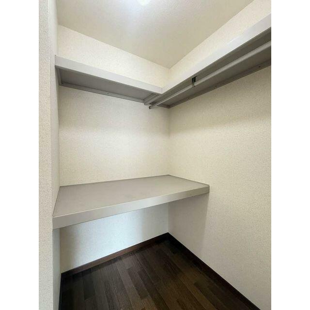 ハンガーパイプと中段・枕棚を配した壁一面のクローゼットは、天井の高さも活かしてたっぷり収納できます♪