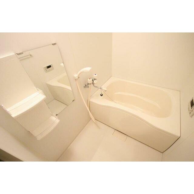 ≪浴室≫追焚機能付給湯、鏡、シャワー。