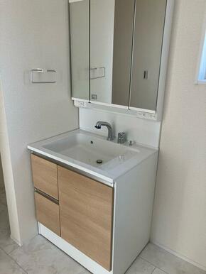 シャキッと一日を始める朝も素顔に戻る夜もこの洗面台から（2号棟）