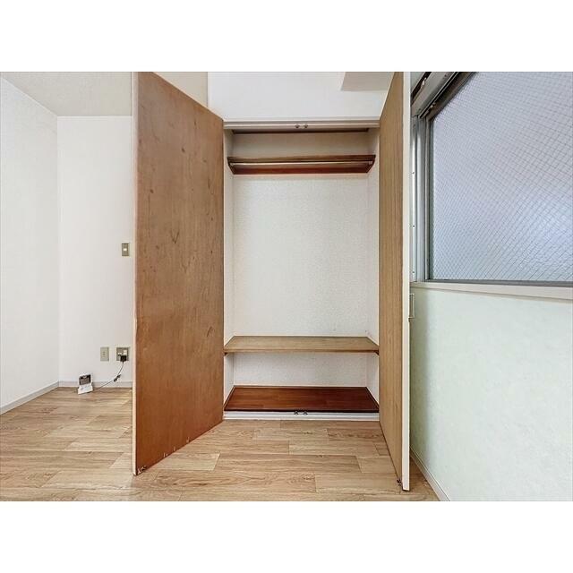 ハンガーパイプで洋服もかかります