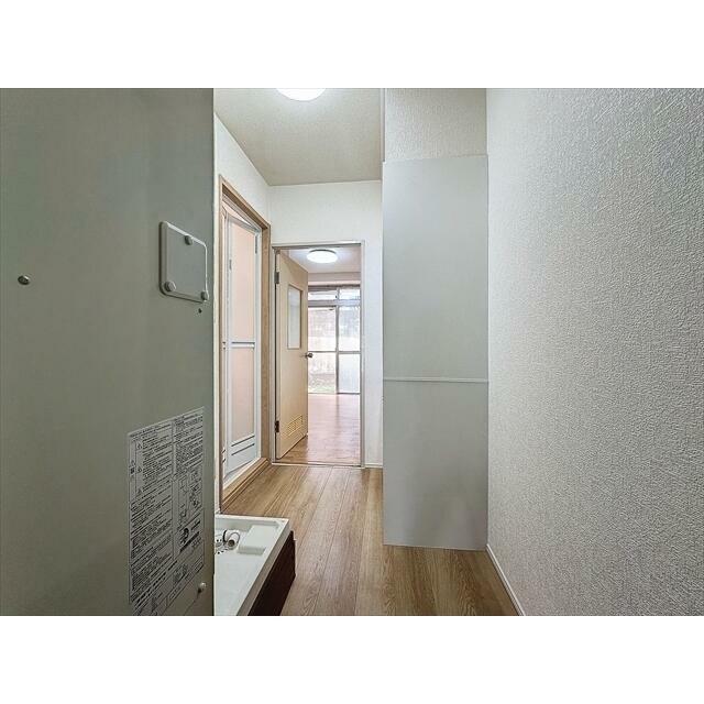 玄関から室内を見た雰囲気です