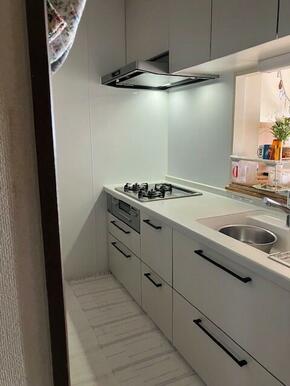 白を基調とした清潔感あるキッチン