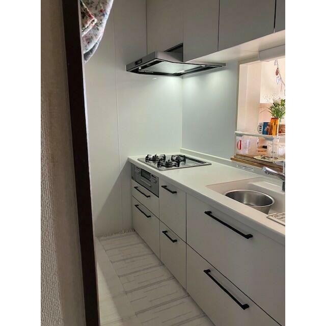 白を基調とした清潔感あるキッチン