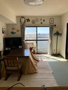 明るい光の差し込むリビング