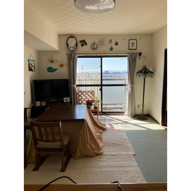 明るい光の差し込むリビング