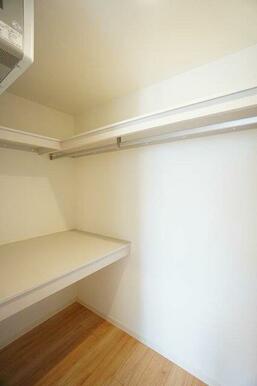 【１．８帖ウォークイン・クローゼット】お洋服をハンガーにかけたまま収納できるハンガーポール付き