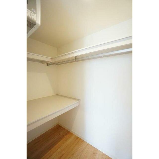 【１．８帖ウォークイン・クローゼット】お洋服をハンガーにかけたまま収納できるハンガーポール付き