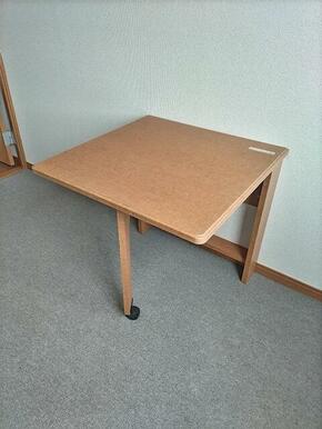 便利なテーブルです♪