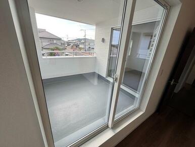 部屋の外と中をつなぐバルコニー、使い方自在！（1号棟）