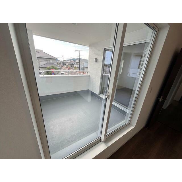 部屋の外と中をつなぐバルコニー、使い方自在！（1号棟）