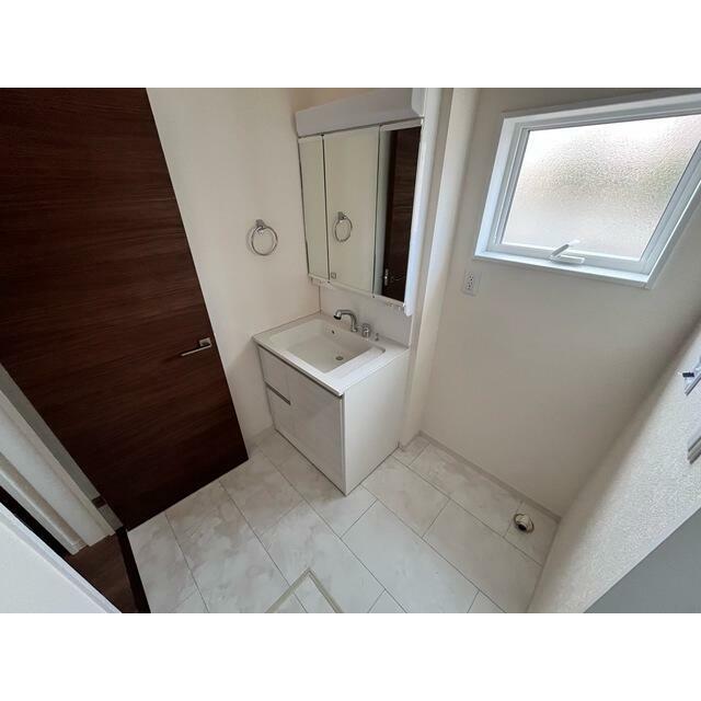 一日の始まりは洗面所から。さぁ顔を洗って気合を入れよう（1号棟）