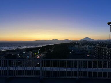 屋上から雄大な富士山の夕焼けが見えます