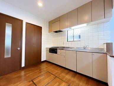 「キッチン」クリーニング済みシステムキッチンと収納がございます。