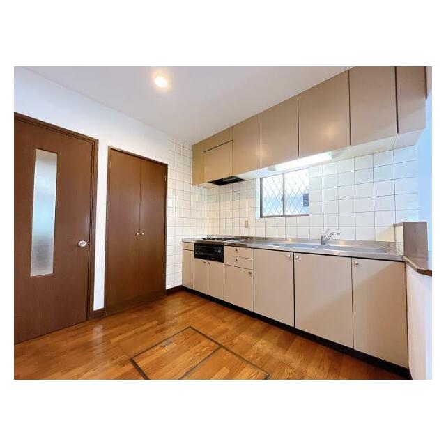 「キッチン」クリーニング済みシステムキッチンと収納がございます。